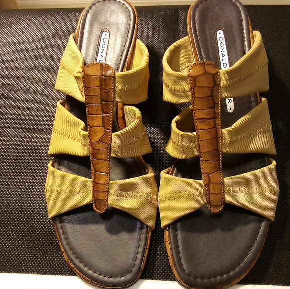 Donald J. Pliner - NWT- Open Toe Wedge, 3 Fabric Straps For Comfort, Size 7... - Picture 12 of 12
